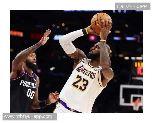 布克回应裁判判罚称其对詹姆斯手腕犯规的说法不实并已回放确认 布克回应裁判判罚称其对詹姆斯手腕犯规的说法不实并已回放确认