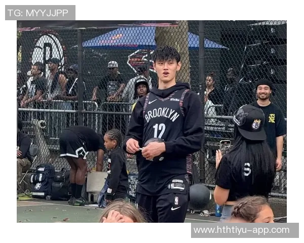 曾凡博上场即紧逼布克遭吹防守犯规展现CBA防守强度