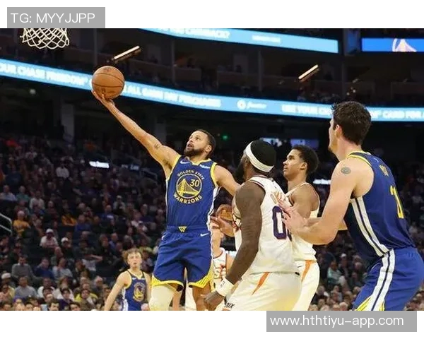 理查德成为球队历史第三位新秀单场30分5三分与库里穆迪并肩前行