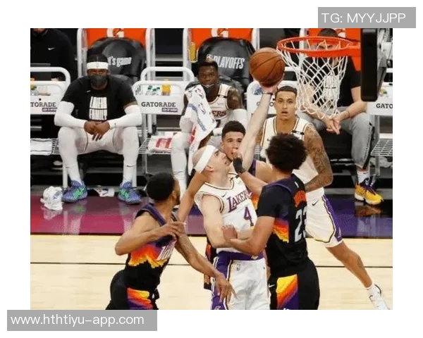 老詹虽显生疏但视野传球依旧出色艾顿与海斯双双获益丰厚 老詹虽显生疏但视野传球依旧出色艾顿与海斯双双获益丰厚